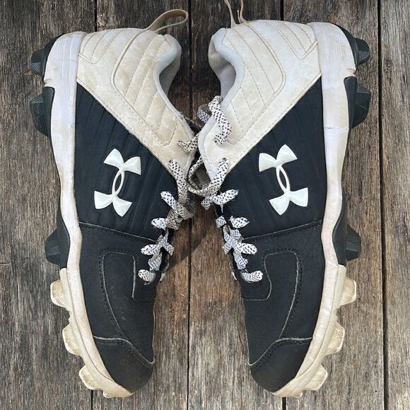 Under Armour baseball cleats.  Size youth 5.5.  Worn one season. - Picture 4 of 10